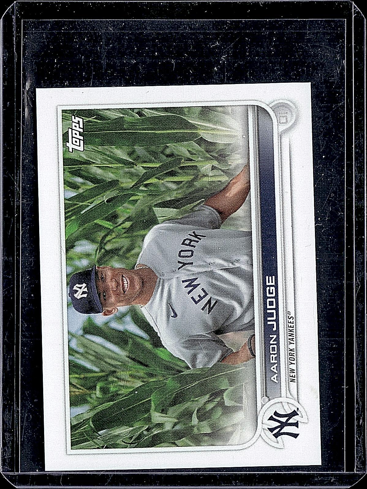 2022 Topps #99b Aaron Judge Standing in cornfield (Mini)