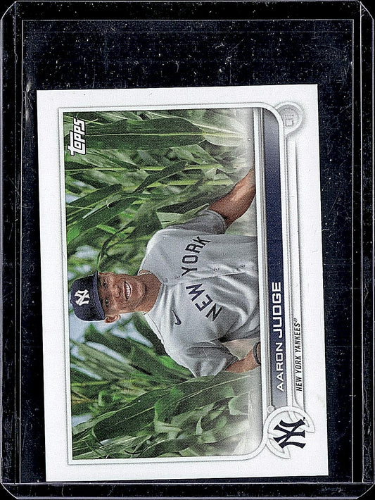 2022 Topps #99b Aaron Judge Standing in cornfield (Mini)
